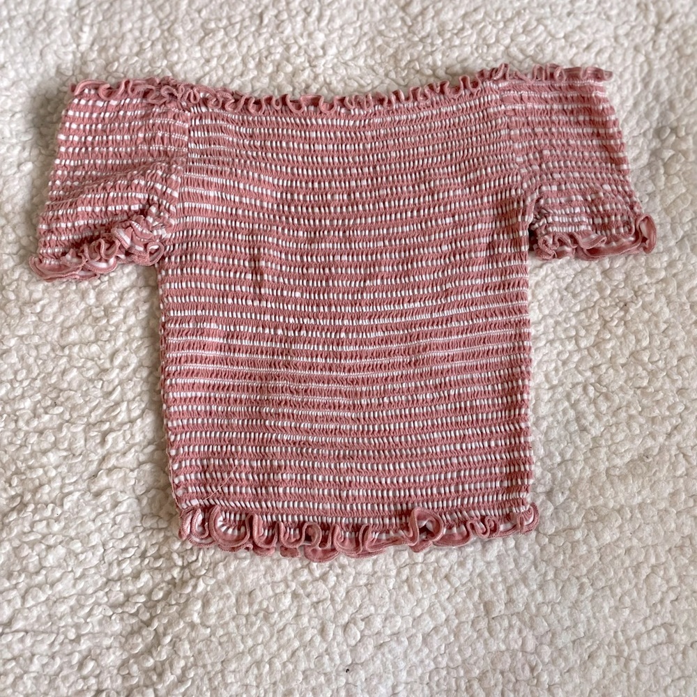 Woman’s off the shoulder crop top 🎉